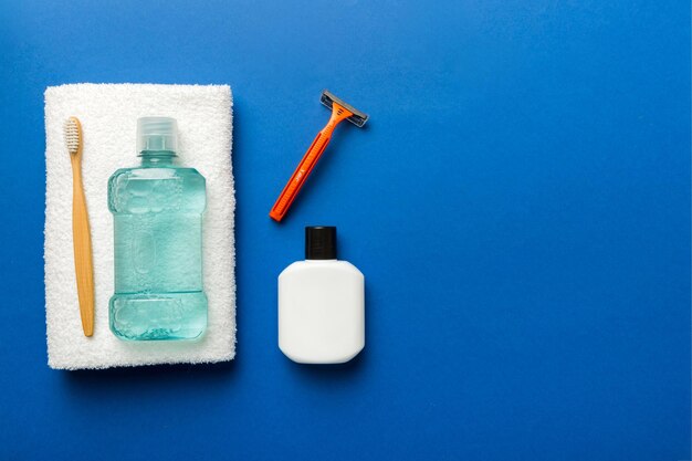 Composição com cosméticos de banho na mesa de barbear creme dental sabonete gel escova de dentes e outros vários acessórios Cosméticos para a saúde da pele Maquete de banho para o seu logotipo