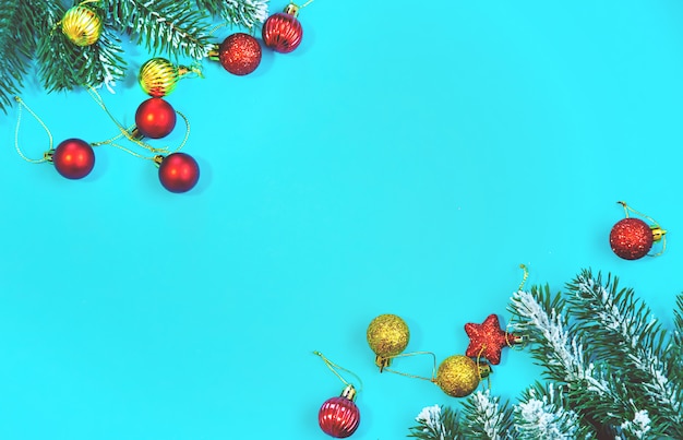 Composição com decoração de Natal em fundo azul para cartão de felicitações