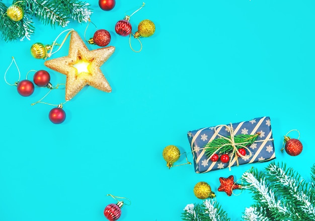 Composição com decoração de natal em fundo azul para cartão de felicitações