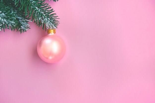 Composição com decoração de Natal em fundo rosa para cartão