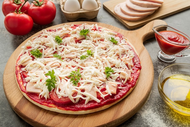 Foto composição com deliciosa pizza tradicional