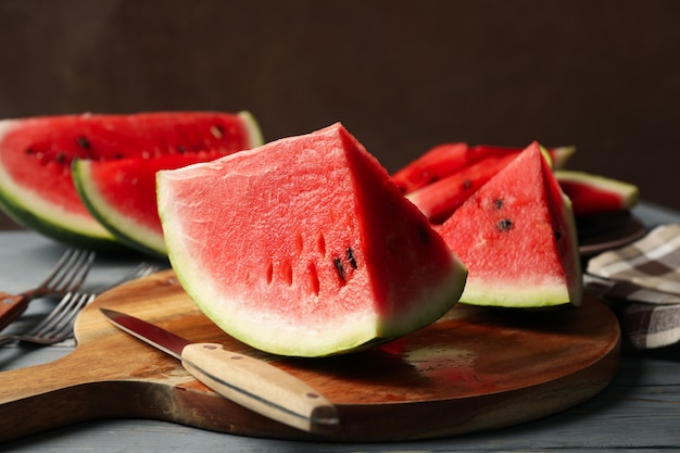 Composição com fatias de melancia na mesa de madeira cinza. fruta de verão