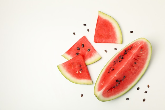 Composição com fatias de melancia no espaço em branco. Fruta de verão