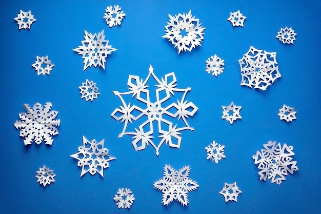 Composição com flocos de neve de papel em azul