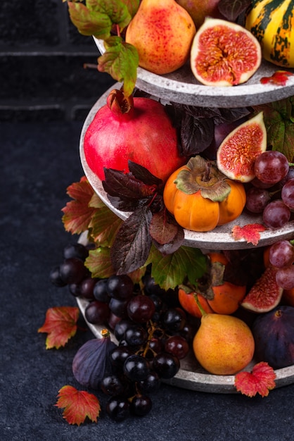 Composição com frutas sazonais de outono.