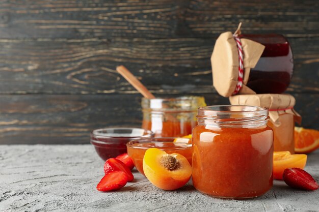 Composição com geléia e ingredientes na mesa cinza, espaço para texto