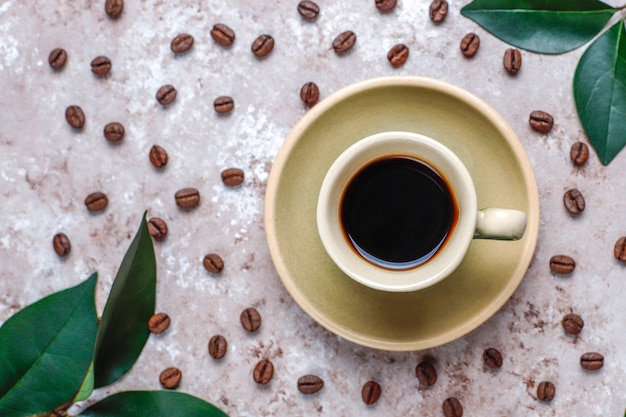 Composição com grãos de café torrados e biscoitos em forma de feijão de café