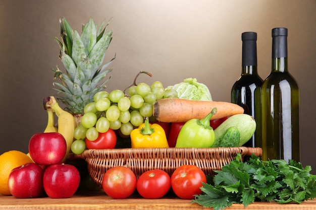 Composição com legumes e frutas na cesta de vime no fundo marrom