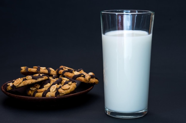 Composição com leite e biscoitos Visão frontal de baixa tonalidade