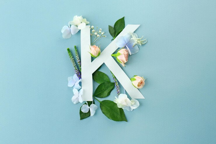 Foto composição com letra k e lindas flores na cor de fundo