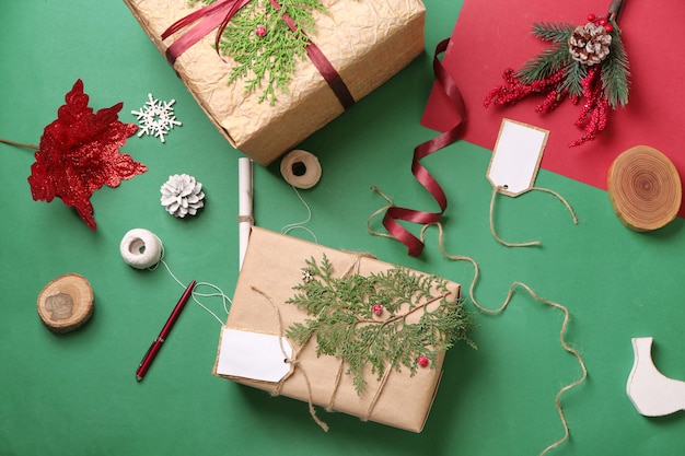 Composição com lindas caixas de presente de Natal na cor de fundo, vista superior