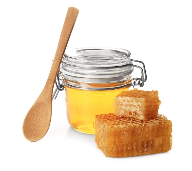 Composição com mel doce em fundo branco