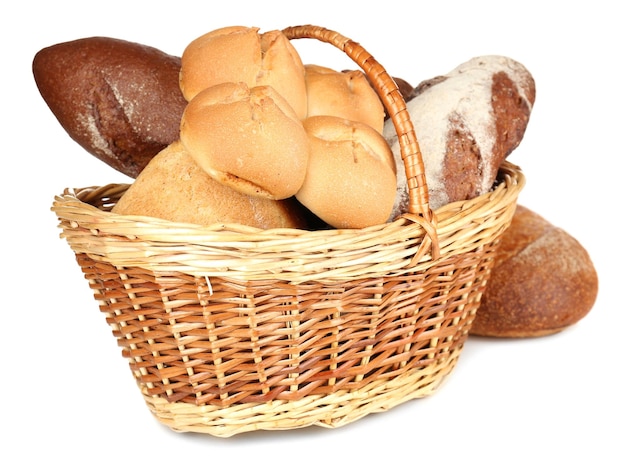 Composição com pão e pães em cesto de vime isolado em branco