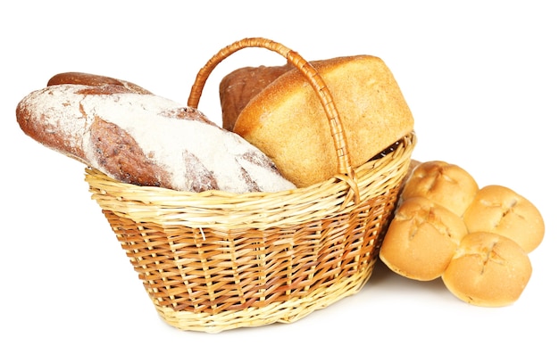 Foto composição com pão e pãezinhos em cesto de vime isolado no branco