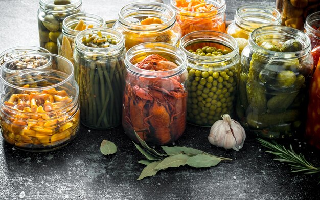 Foto composição com potes de comida em conserva