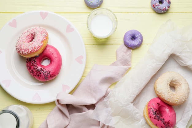 Composição com rosquinhas doces na mesa