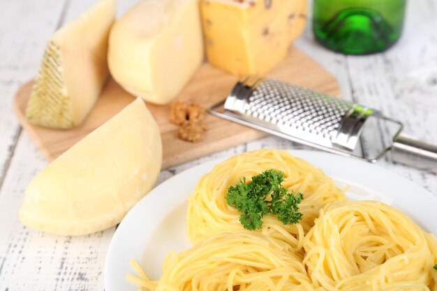 Composição com saboroso queijo ralador de espaguete no fundo da mesa de madeira