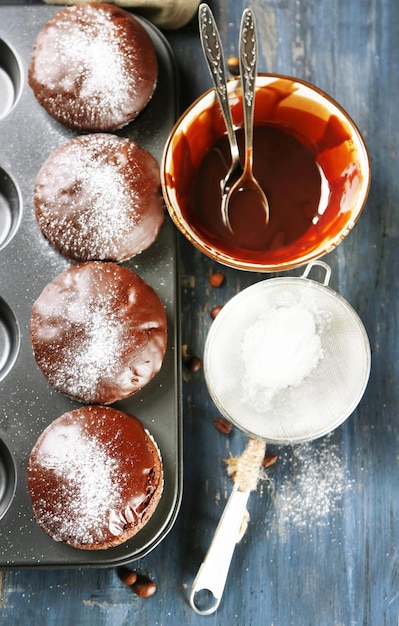 Composição com saborosos muffins de chocolate caseiros