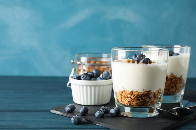 Composição com sobremesas parfaits contra fundo azul claro