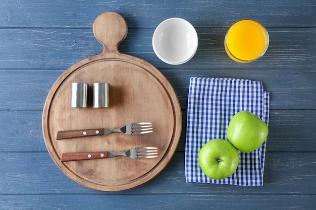 Foto composição com toalha e utensílios de cozinha em madeira