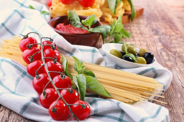 Composição com tomate e macarrão na mesa