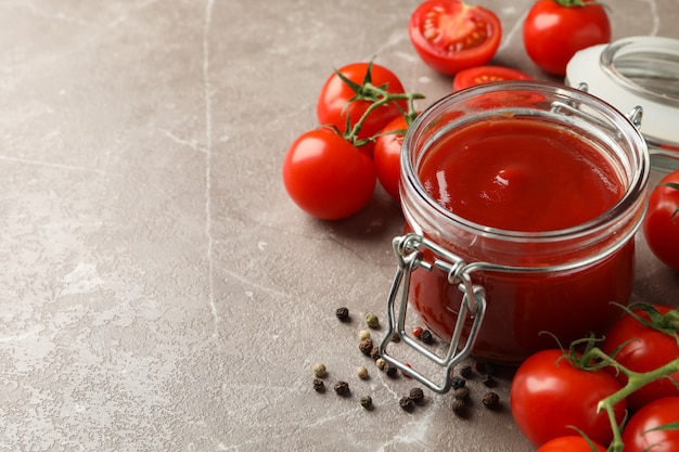 Composição com tomates em fundo cinza. Vegetais maduros