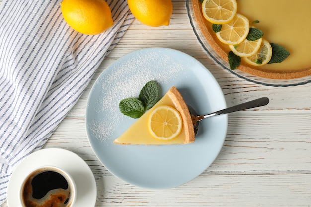 Composição com torta de limão sobre fundo branco de madeira. Café da manhã doce