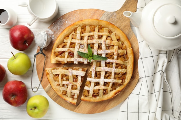 Composição com torta de maçã no fundo branco de madeira. almoço saboroso. café da manhã caseiro