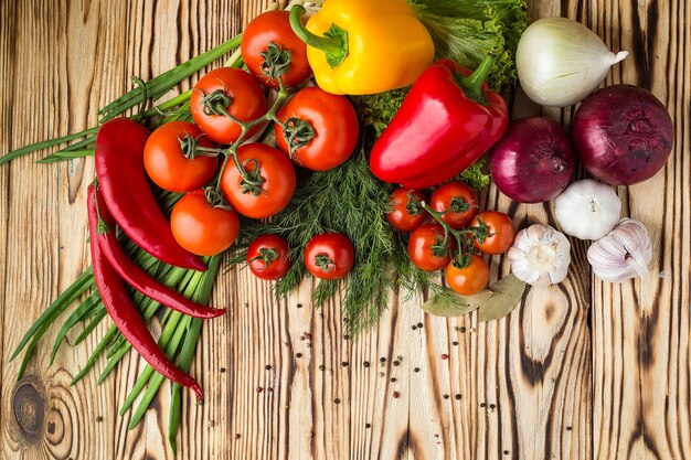 Composição com vegetais orgânicos crus variados, como tomates pimentões ervas cebolas e alho Dieta de desintoxicação Vista superior