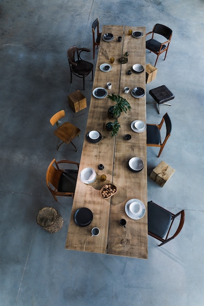 composição criativa com longa mesa de jantar rústica de madeira com modelo de acessórios vista superior