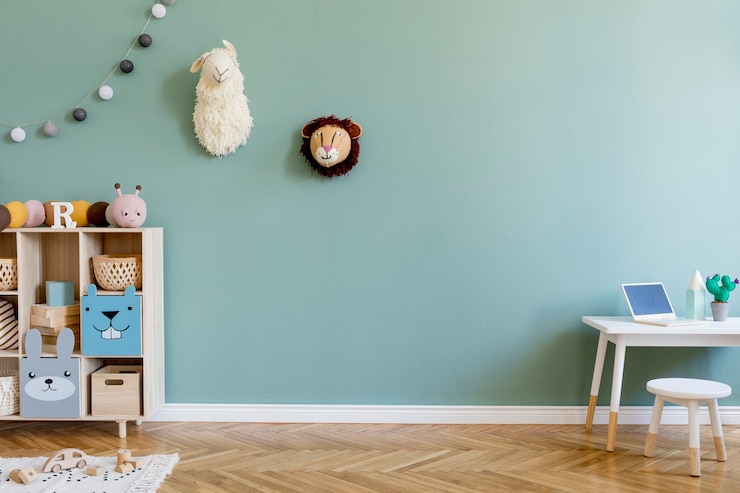 Foto composição criativa de design de interiores de quarto infantil elegante e aconchegante com parede verde, brinquedos de pelúcia, móveis e acessórios. piso em parquet. copie o espaço.