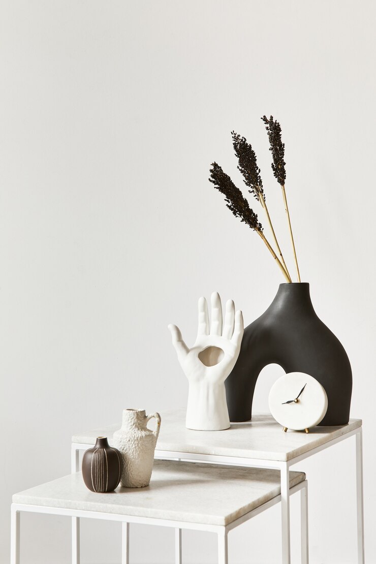 Foto composição criativa de design de interiores de sala de estar aconchegante com espaço de cópia, mesa de centro e acessórios pessoais. estilo clássico moderno. modelo.