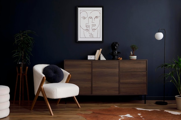 Composição criativa de design de interiores de sala de estar moderna com moldura de cartaz de maquete espelho de cômoda de madeira e acessórios pessoais elegantes Parede azul Encenação para casa Modelo Copiar espaço