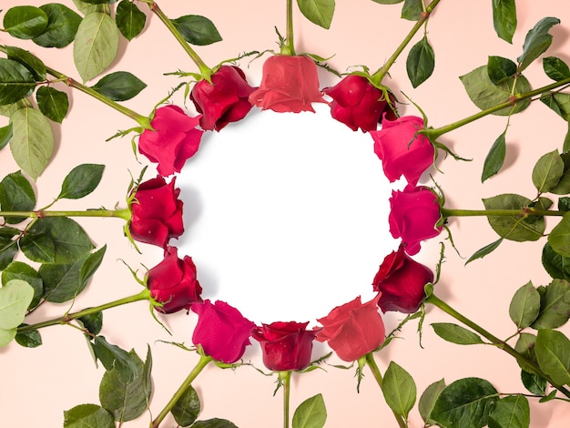 Composição criativa de flores feita de rosas vermelhas com espaço de cópia, fundo da flor, feliz dia dos namorados, dia das mães, lay-out plana, vista superior