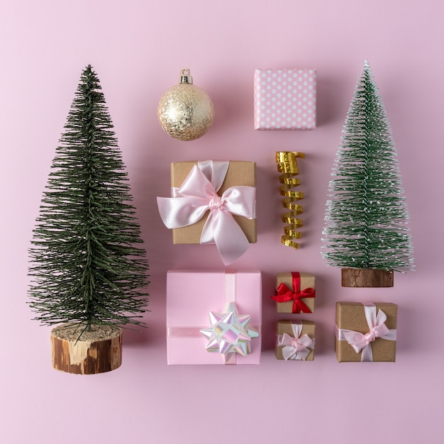 Composição criativa de Natal feita de decoração de inverno de Natal
