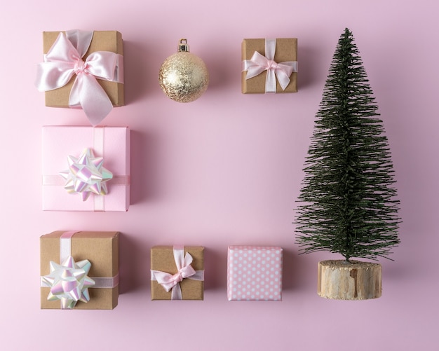 Composição criativa de Natal feita de decoração de inverno de Natal