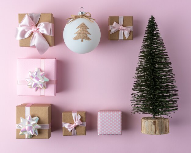 Composição criativa de Natal feita de decoração de inverno de Natal