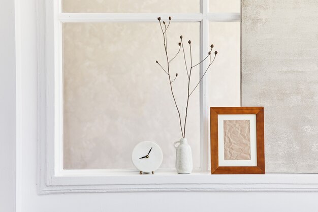 Composição criativa do interior da sala de estar elegante e aconchegante com simulação de moldura, janela, flores secas em um vaso e acessórios pessoais. cores neutras bege. detalhes. modelo.
