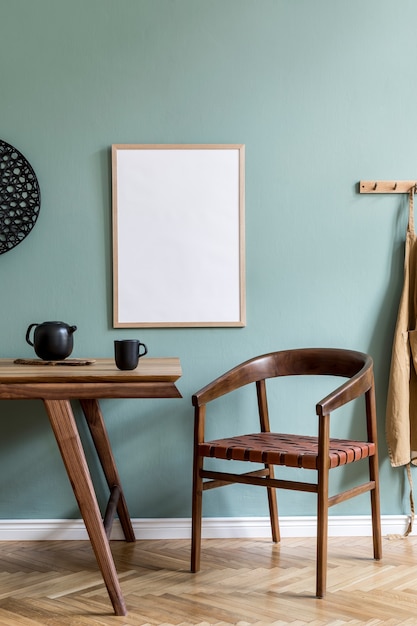 Composição criativa do interior da sala de jantar elegante scandi com simulação de quadro de pôster, mesa de madeira, cadeira, planta e acessórios. Paredes de eucalipto, chão em parquet. Modelo.