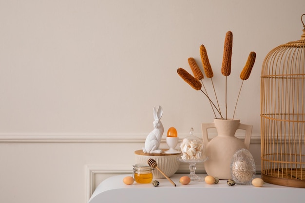 Composição criativa do interior da sala de páscoa com espaço de cópia vaso bege com flores secas