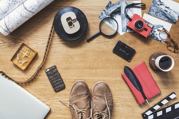 Composição criativa do interior do espaço de trabalho elegante hipster com acessórios para laptop e escritório Acessórios inspirados retrô Modelo Copiar espaço xA