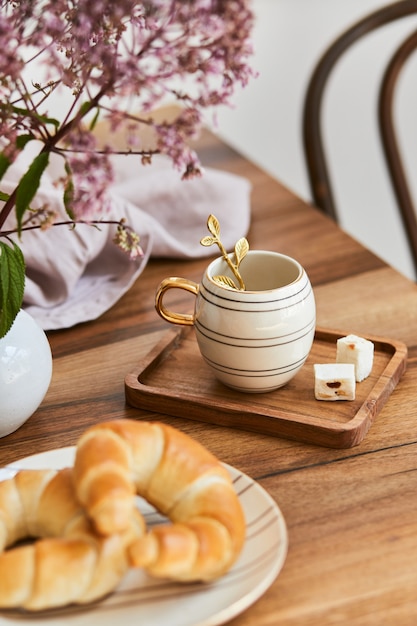 Composição criativa do interior elegante da sala de jantar com porcelana sofisticada e belos acessórios pessoais. apartamentos luxuosos. beleza nos detalhes. modelo.