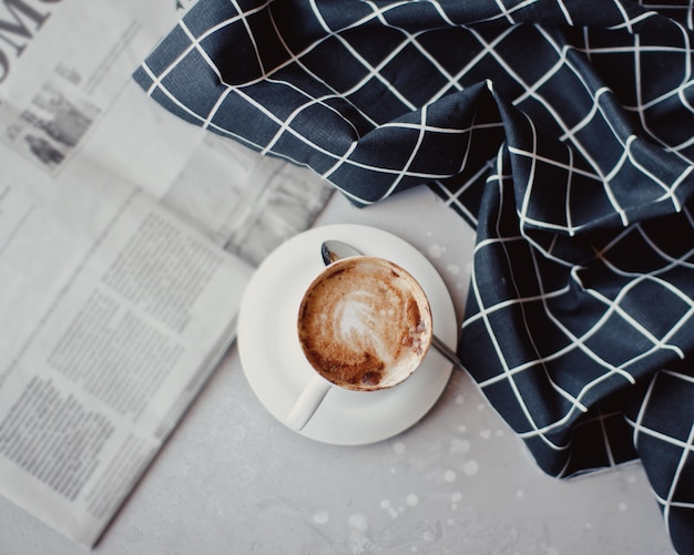 Composição criativa plana leiga com delicioso café quente na mesa