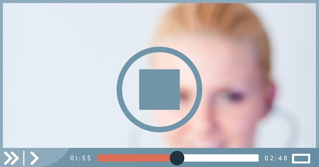 Foto composição da médica na tela da interface de reprodução de vídeo