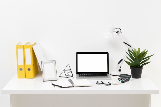 Foto composição da mesa de escritório de vista frontal com laptop