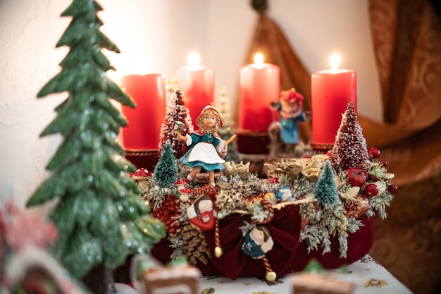 Composição da mesa de Natal. Linda decoração. Árvores de natal, velas, estrelas, luzes e acessórios elegantes. Feliz Natal e boas festas, modelo.