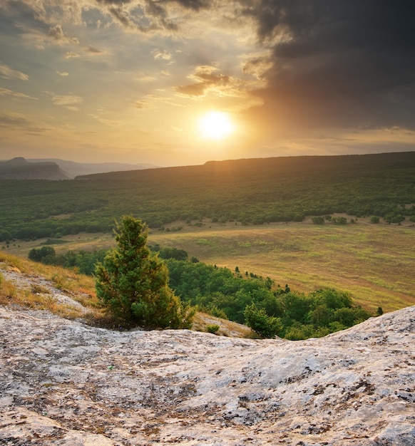 Composição da paisagem montanhosa da natureza