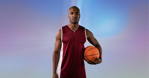 Composição da seção intermediária de um jogador de basquete masculino afro-americano segurando uma bola com espaço de cópia