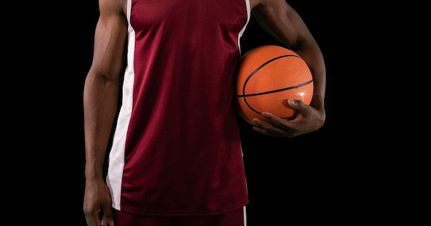 Foto composição da seção média de um jogador de basquete masculino com bola e copie o espaço em fundo preto