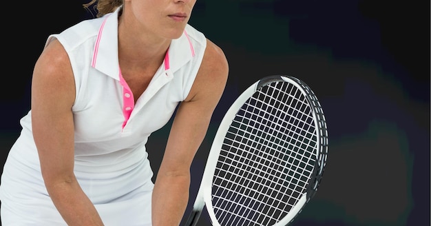 Composição da tenista segurando a raquete de tênis com espaço de cópia